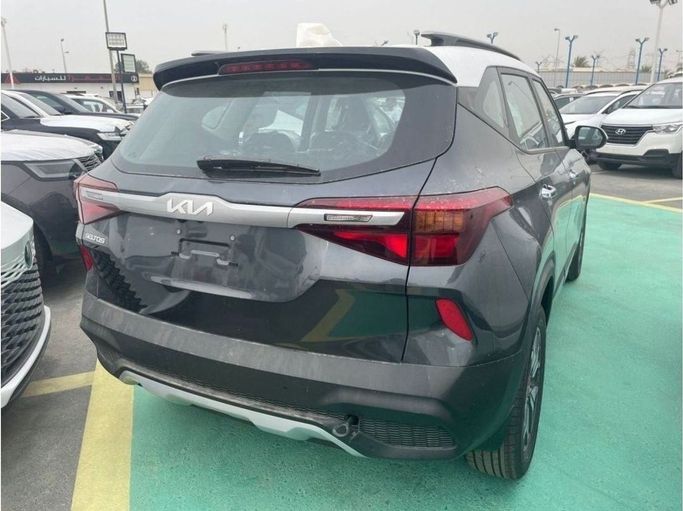 Новый Kia Seltos I Рестайлинг, 1.6 л, 2025 в Дубае от Mohamed Hakim Motors Белый цвет. GCC | AUTO.AE