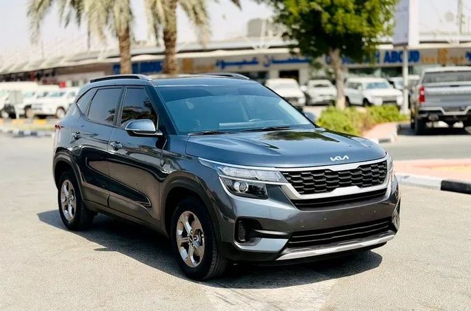 Подержанный Kia Seltos I, 1.6 л, 2022 в Дубае от Verified Hub Used Automobile Trading LLC Серый цвет. GCC | AUTO.AE