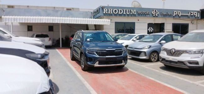 Новый Kia Seltos I Рестайлинг, 1.5 л, 2024 в Дубае от Rhodium Motors FZE Серый цвет. Китайская | AUTO.AE