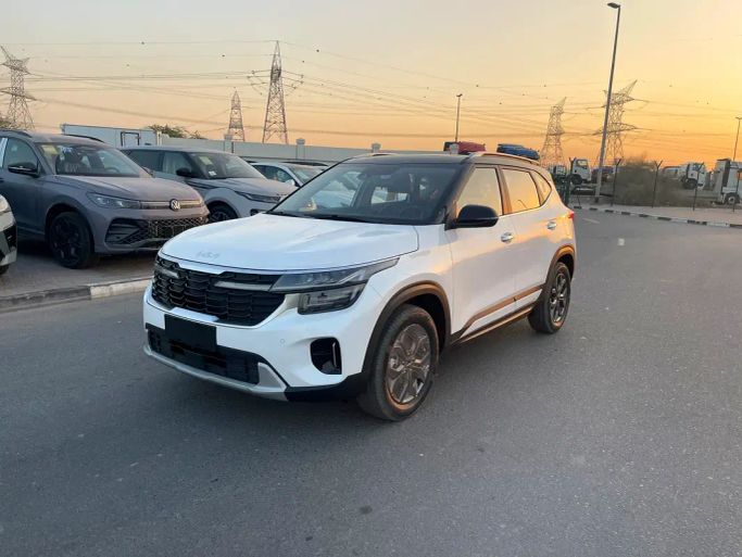 جديدة Kia Seltos I, 1.6 l, 2025 في في دبي من SKY ZONE MOTORS، اللون أبيض. المواصفات الصينية | AUTO.AE