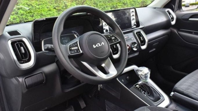 New Kia Sonet I Facelift, 1.5 l, 2024 in Dubai by Mohamed Hakim Motors, White color. Other | AUTO.AE