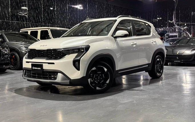 Подержанный Kia Sonet I Рестайлинг, 1.5 л, 2025 в Дубае от Zeus Motors Белый цвет. GCC | AUTO.AE