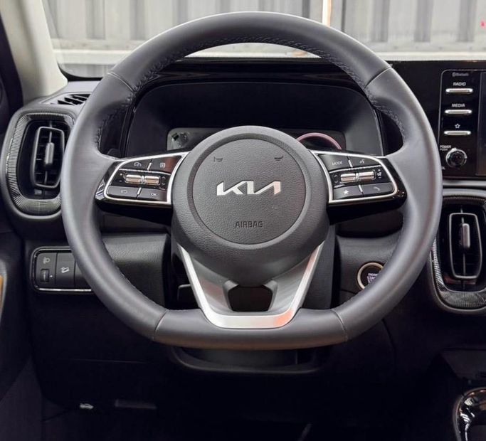 Подержанный Kia Sonet I Рестайлинг, 1.5 л, 2025 в Дубае от Zeus Motors Белый цвет. GCC | AUTO.AE