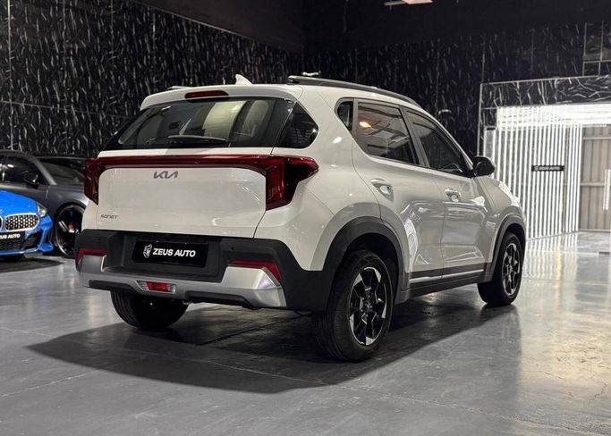 Подержанный Kia Sonet I Рестайлинг, 1.5 л, 2025 в Дубае от Zeus Motors Белый цвет. GCC | AUTO.AE