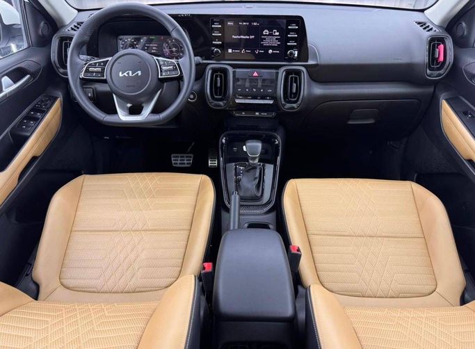 Подержанный Kia Sonet I Рестайлинг, 1.5 л, 2025 в Дубае от Zeus Motors Белый цвет. GCC | AUTO.AE