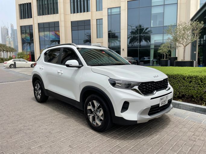 Used Kia Sonet I, 1.5 l, 2022 in Dubai, White color. GCC Specs | AUTO.AE