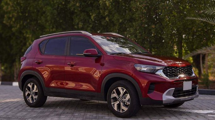 Подержанный Kia Sonet I, 1.5 л, 2023 в Дубае Бордовый цвет. GCC | AUTO.AE