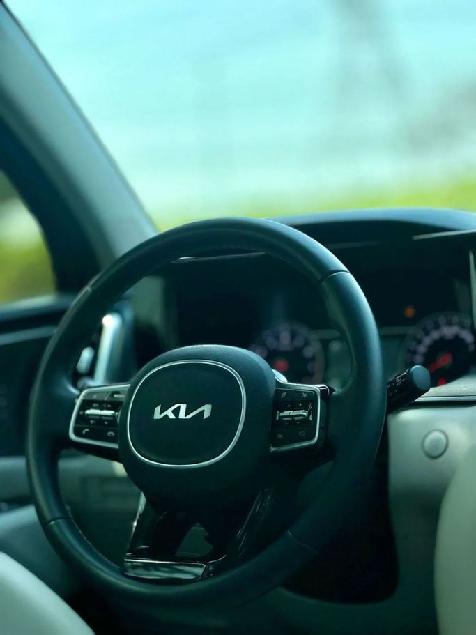 Подержанный Kia Sorento IV, 2.5 л, 2022 в Дубае от Ideal Cars LLC Серебристый цвет. GCC | AUTO.AE