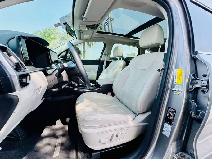 Подержанный Kia Sorento IV, 2.5 л, 2022 в Дубае от Ideal Cars LLC Серебристый цвет. GCC | AUTO.AE