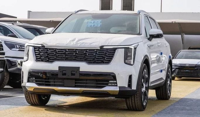 Новый Kia Sorento IV Рестайлинг, 3.5 л, 2025 в Дубае от Najem Motors Белый цвет. GCC | AUTO.AE