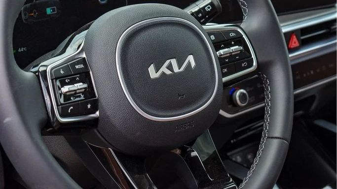 Новый Kia Sorento IV Рестайлинг, 1.6 л, 2024 в Дубае от Najem Motors Серебристый цвет. GCC | AUTO.AE