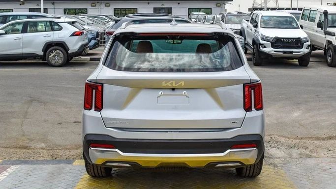 Новый Kia Sorento IV Рестайлинг, 1.6 л, 2024 в Дубае от Najem Motors Серебристый цвет. GCC | AUTO.AE