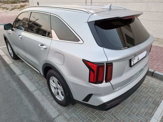 مستعملة Kia Sorento رابعاً, 2.5 l, 2021 في في دبي، اللون فضي. مواصفات الخليج | AUTO.AE