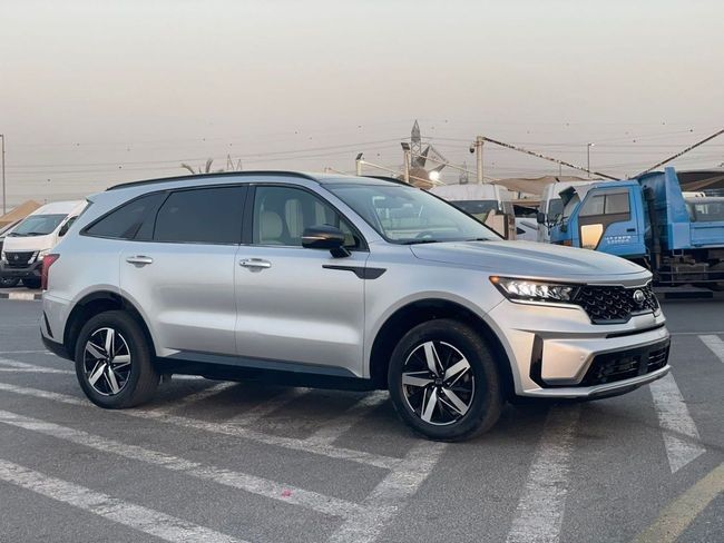 مستعملة Kia Sorento رابعاً, 2.5 l, 2021 في في دبي من SIKANDAR MOTORS، اللون فضي. المواصفات الأمريكية | AUTO.AE