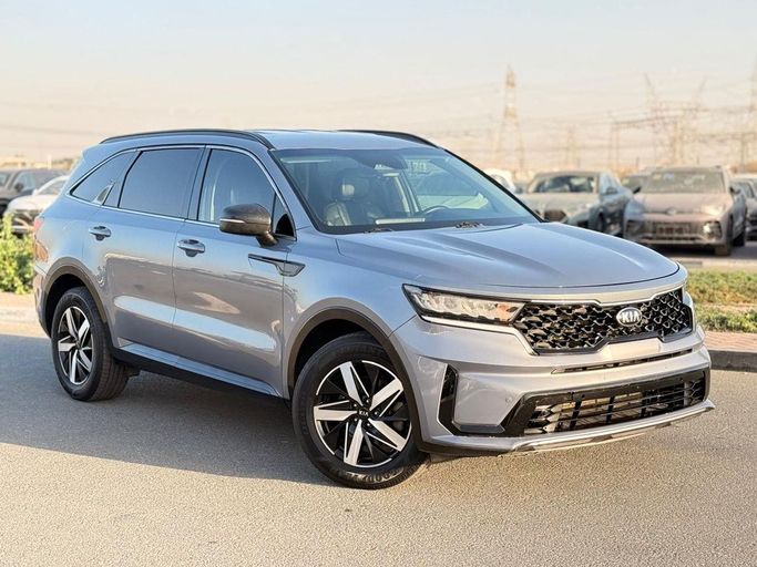 مستعملة Kia Sorento رابعاً, 2.5 l, 2021 في في دبي من GHAZNI MOTORS، اللون فضي. المواصفات الأمريكية | AUTO.AE