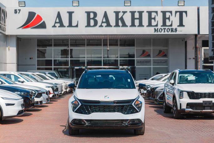 Новый Kia Sportage V, 2.0 л, 2025 в Дубае от Albakheet Motors Белый цвет. GCC | AUTO.AE