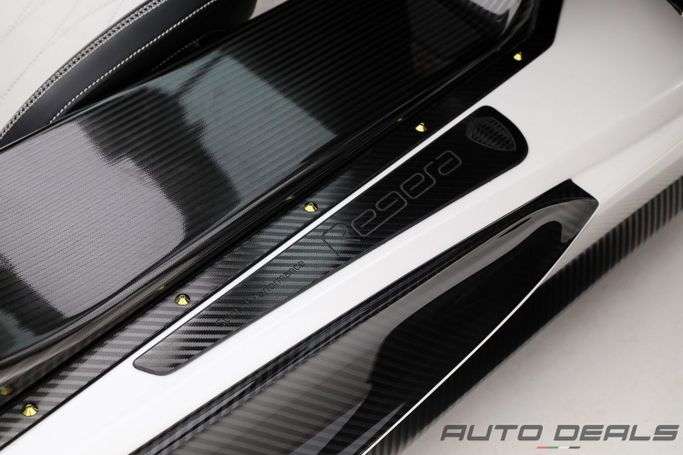 Подержанный Koenigsegg Regera I, 5 л, 2022 в Дубае от AUTO DEALS Белый цвет. GCC | AUTO.AE
