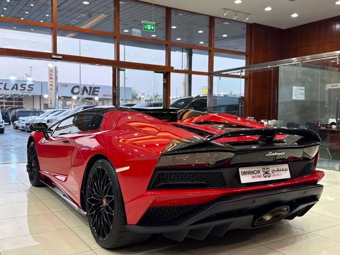 Подержанный Lamborghini Aventador I Рестайлинг, 6.5 л, 2018 в Дубае от Drivenchy Motors Красный цвет. GCC | AUTO.AE