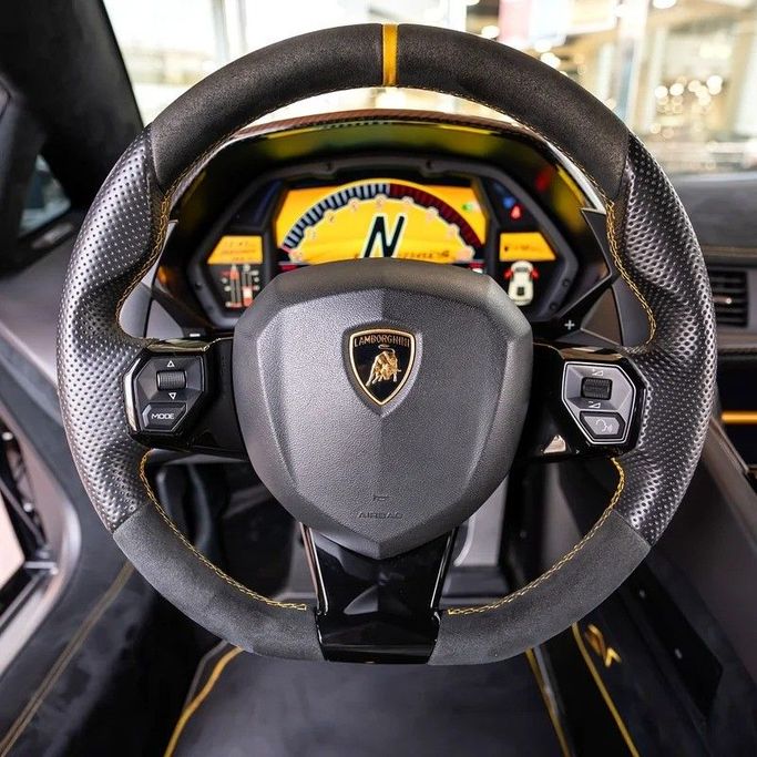 Подержанный Lamborghini Aventador SV I Рестайлинг, 6.5 л, 2017 в Дубае от Q Motors Черный цвет. GCC | AUTO.AE