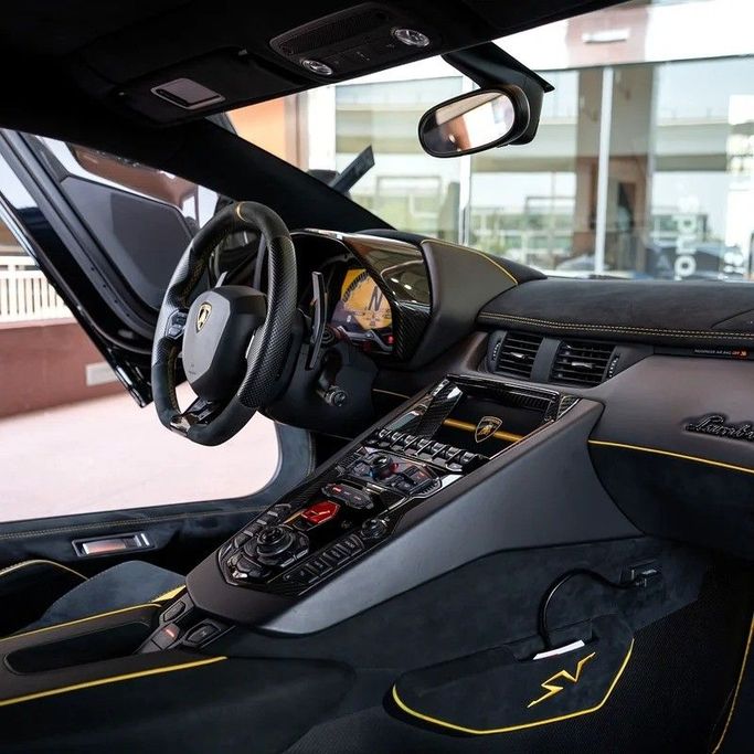 Подержанный Lamborghini Aventador SV I Рестайлинг, 6.5 л, 2017 в Дубае от Q Motors Черный цвет. GCC | AUTO.AE