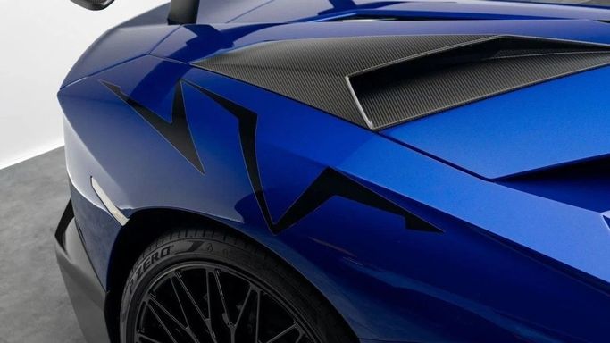 Подержанный Lamborghini Aventador LP750-4 Superveloce Roadster I, 6.5 л, 2016 в Дубае от Al Ain Class Motors Синий цвет. GCC | AUTO.AE