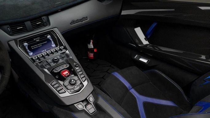 Подержанный Lamborghini Aventador LP750-4 Superveloce Roadster I, 6.5 л, 2016 в Дубае от Al Ain Class Motors Синий цвет. GCC | AUTO.AE
