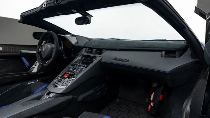 Подержанный Lamborghini Aventador LP750-4 Superveloce Roadster I, 6.5 л, 2016 в Дубае от Al Ain Class Motors Синий цвет. GCC | AUTO.AE