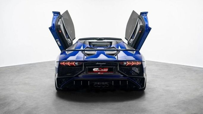 Подержанный Lamborghini Aventador LP750-4 Superveloce Roadster I, 6.5 л, 2016 в Дубае от Al Ain Class Motors Синий цвет. GCC | AUTO.AE