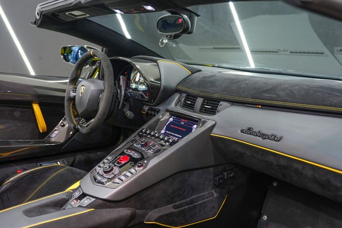 Подержанный Lamborghini Aventador SVJ I Рестайлинг, 6.5 л, 2020 в Дубае от Sanam Cars Желтый цвет. GCC | AUTO.AE