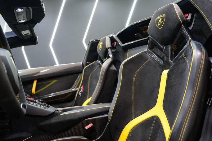 Подержанный Lamborghini Aventador SVJ I Рестайлинг, 6.5 л, 2020 в Дубае от Sanam Cars Желтый цвет. GCC | AUTO.AE