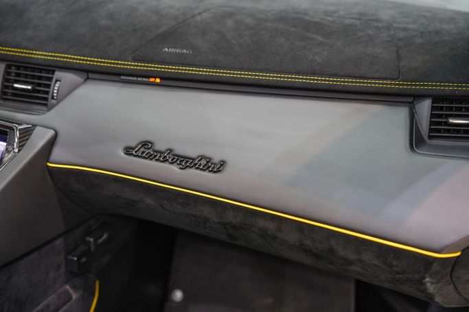 Подержанный Lamborghini Aventador SVJ I Рестайлинг, 6.5 л, 2020 в Дубае от Sanam Cars Желтый цвет. GCC | AUTO.AE