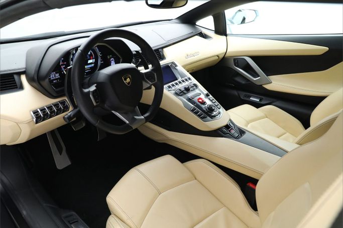 Подержанный Lamborghini Aventador LP700-4 I, 6.5 л, 2014 в Дубае от AUTO DEALS Белый цвет. GCC | AUTO.AE