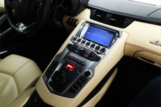 Подержанный Lamborghini Aventador LP700-4 I, 6.5 л, 2014 в Дубае от AUTO DEALS Белый цвет. GCC | AUTO.AE