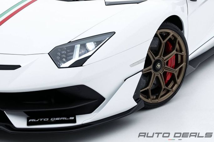 Подержанный Lamborghini Aventador SVJ I Рестайлинг, 6.5 л, 2019 в Дубае от AUTO DEALS Белый цвет. GCC | AUTO.AE