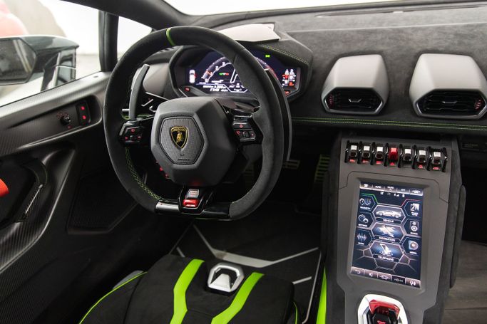 Lamborghini Huracán STO I Рестайлинг, 2023 купе sterrato  класса в Дубае от Uptown Rent A Car LLC зеленый цвет | AUTO.AE