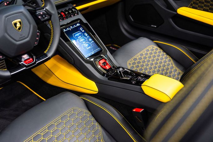 Подержанный Lamborghini Huracán I, 5.2 л, 2023 в Дубае от PUPIL OF FATE MOTORS Зеленый цвет. Other | AUTO.AE