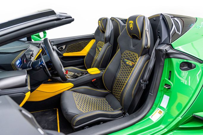 Подержанный Lamborghini Huracán I, 5.2 л, 2023 в Дубае от PUPIL OF FATE MOTORS Зеленый цвет. Other | AUTO.AE