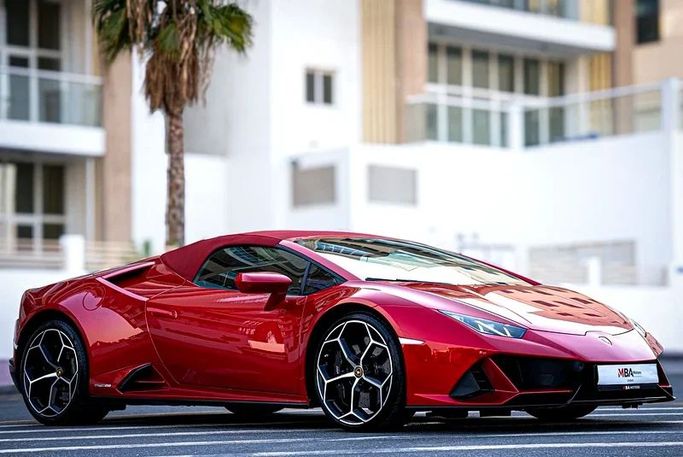 Подержанный Lamborghini Huracán EVO Spyder I Рестайлинг, 5.2 л, 2023 в Дубае от MBA Motors Тёмно-бордовый цвет. Европейская | AUTO.AE