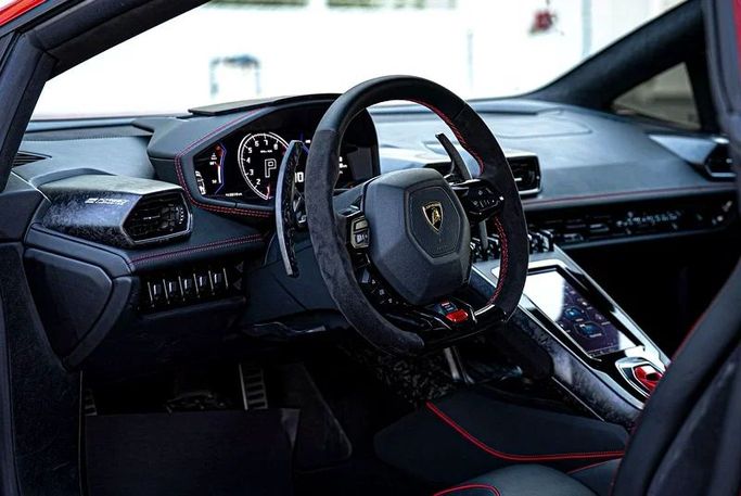 Подержанный Lamborghini Huracán EVO Spyder I Рестайлинг, 5.2 л, 2023 в Дубае от MBA Motors Тёмно-бордовый цвет. Европейская | AUTO.AE