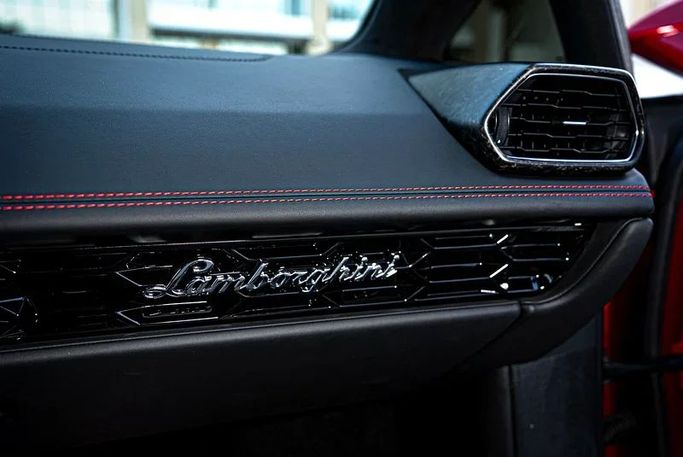 Подержанный Lamborghini Huracán EVO Spyder I Рестайлинг, 5.2 л, 2023 в Дубае от MBA Motors Тёмно-бордовый цвет. Европейская | AUTO.AE
