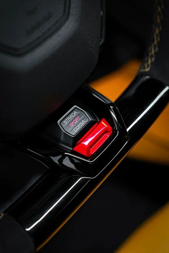 Used Lamborghini Huracán EVO I Facelift, 5.2 l, 2020 in Dubai by MBA Motors, Yellow color. GCC Specs | AUTO.AE