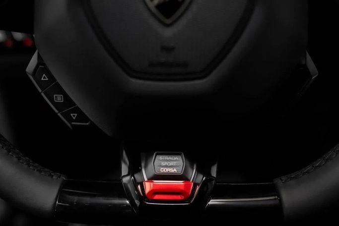 Подержанный Lamborghini Huracán EVO RWD I Рестайлинг, 5.2 л, 2022 в Дубае от LMG Motors Черный цвет. Японская | AUTO.AE