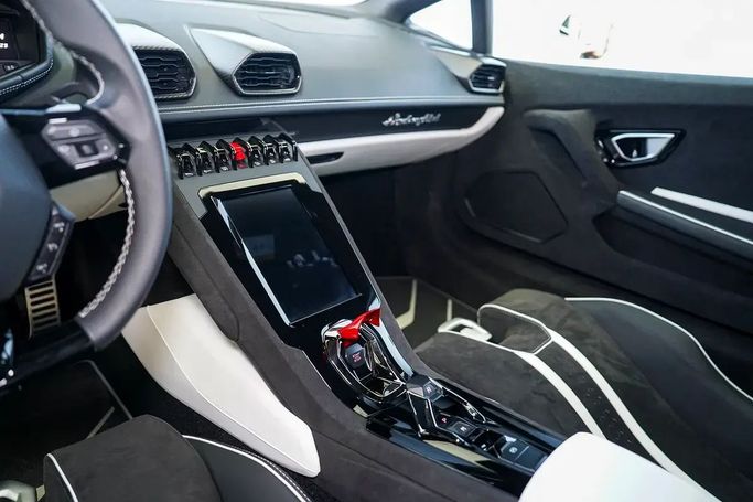 Подержанный Lamborghini Huracán Tecnica I Рестайлинг, 5.2 л, 2023 в Дубае от Exotic Cars Белый цвет. GCC | AUTO.AE