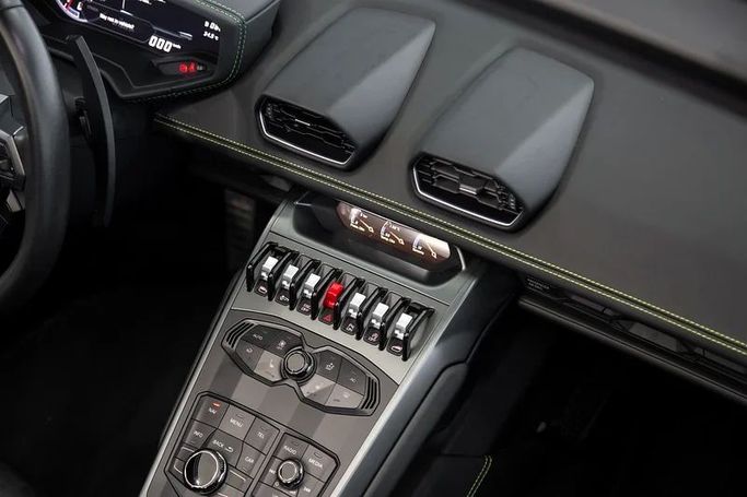 Подержанный Lamborghini Huracán EVO Spyder I Рестайлинг, 5.2 л, 2019 в Дубае от Exotic Cars Зеленый цвет. Other | AUTO.AE