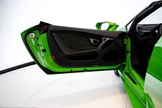 Подержанный Lamborghini Huracán EVO Spyder I Рестайлинг, 5.2 л, 2019 в Дубае от Exotic Cars Зеленый цвет. Other | AUTO.AE