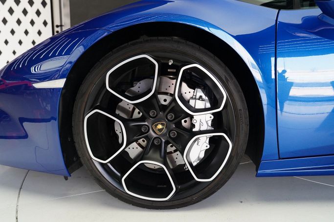 Used Lamborghini Huracán I, 5.2 l, 2019 in Dubai by Exotic Cars, Blue color. Other | AUTO.AE