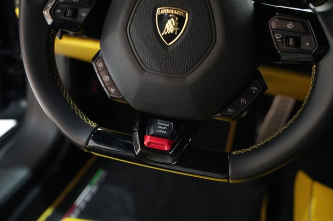 Used Lamborghini Huracán EVO I Facelift, 5.2 l, 2020 in Dubai by Oscar Motors, Grey color. GCC Specs | AUTO.AE