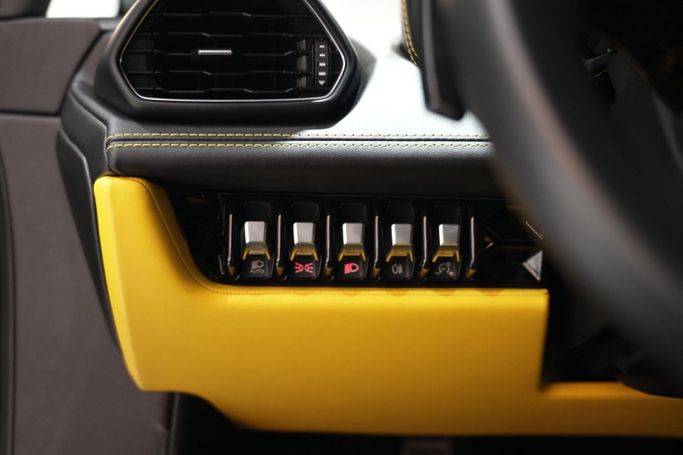 Used Lamborghini Huracán EVO I Facelift, 5.2 l, 2020 in Dubai by Oscar Motors, Grey color. GCC Specs | AUTO.AE