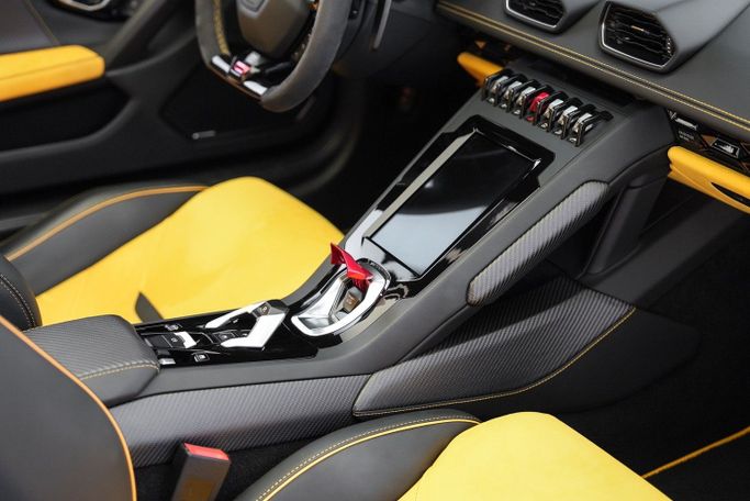 Used Lamborghini Huracán EVO Spyder I Facelift, 5.2 l, 2020 in Dubai by Exotic Cars, Yellow color. Other | AUTO.AE