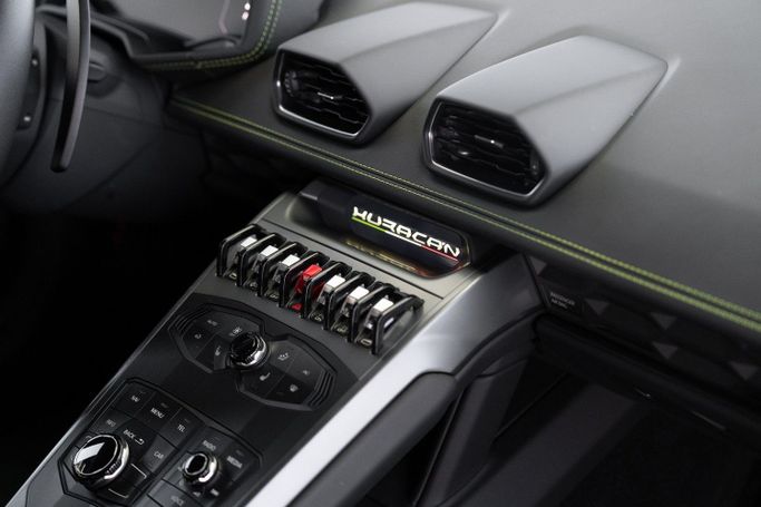 Used Lamborghini Huracán I, 5.2 l, 2019 in Dubai by Exotic Cars, Green color. Other | AUTO.AE